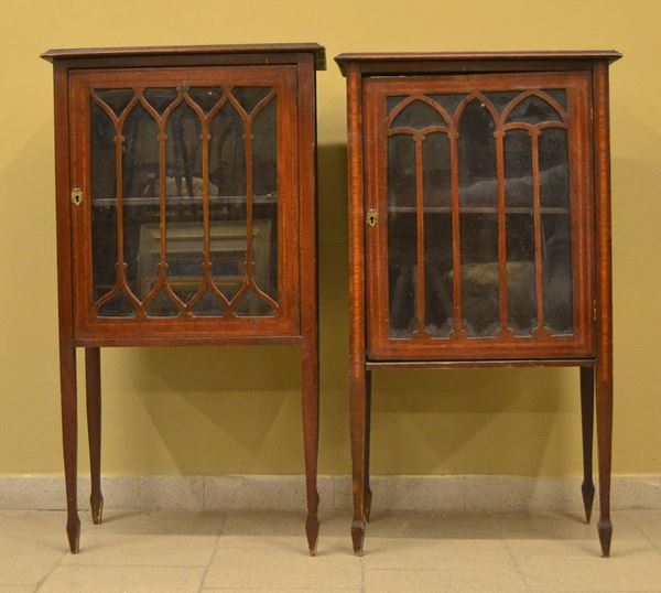Coppia di vetrine, Inghilterra, inizi sec. XX, in mogano filettato,