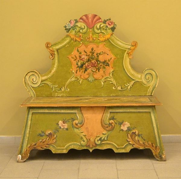 Panca, in stile 700, in legno laccato e decorato a
