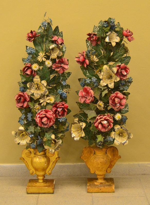 Coppia di porta palme, sec. XVIII, in legno laccato e intagliato,