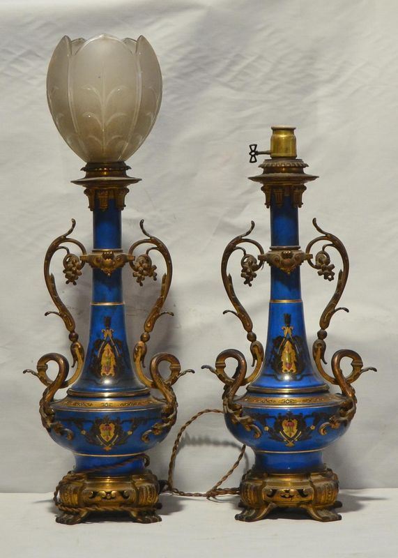 Coppia di lumi a petrolio, inizi sec. XX, in porcellana a