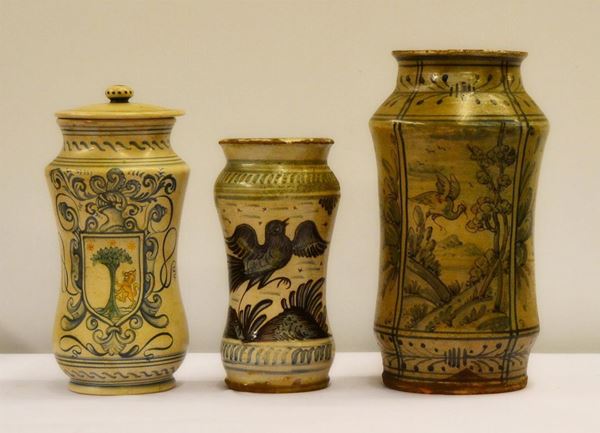 Due albarelli, Italia meridionale, sec. XVIII, in maiolica decorata a