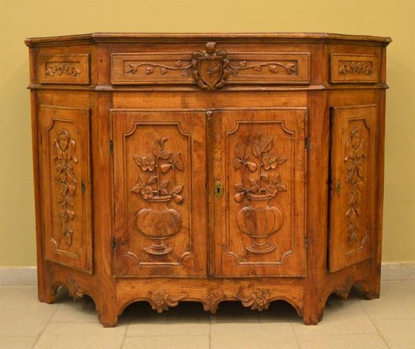 Credenza, Toscana, sec. XIX, in ciliegio scantonato e intagliato,