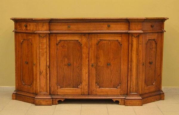 Credenza, sec. XVIII, in noce e castagno, fronte scantonato a