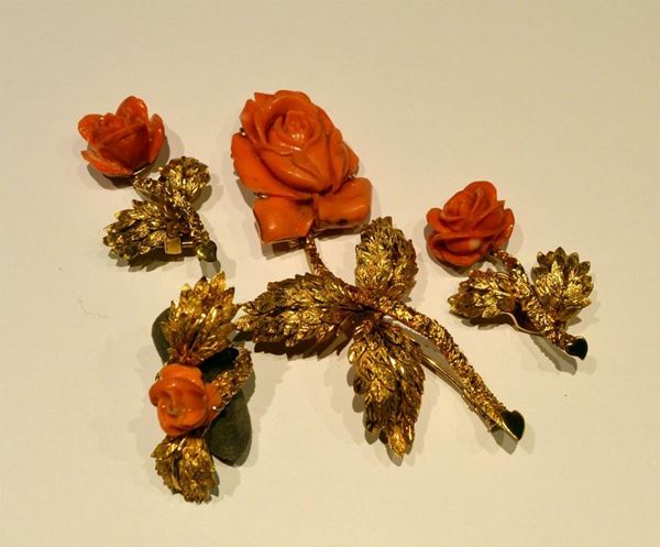 PARURE, IN ORO GIALLO E CORALLO,COMPOSTA DA SPILLA,&nbsp;&nbsp;&nbsp;&nbsp;&nbsp;&nbsp;&nbsp;&nbsp;&nbsp;&nbsp;&nbsp;&nbsp;&nbsp;&nbsp;&nbsp;&nbsp;&nbsp;&nbsp;&nbsp;&nbsp;&nbsp;&nbsp;&nbsp;