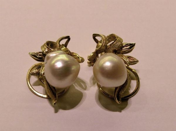 PAIO DI ORECCHINI IN ORO GIALLO E PERLE  - Asta ANTIQUARIATO, COLLEZIONISMO, GIOIELLI - Poggio Bracciolini Casa d'Aste