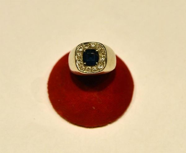 ANELLO IN ORO BIANCO, DIAMANTI E ZAFFIRO