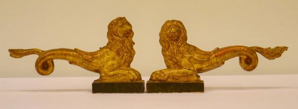 Due fregi, sec. XVIII, in legno laccato e intagliato,