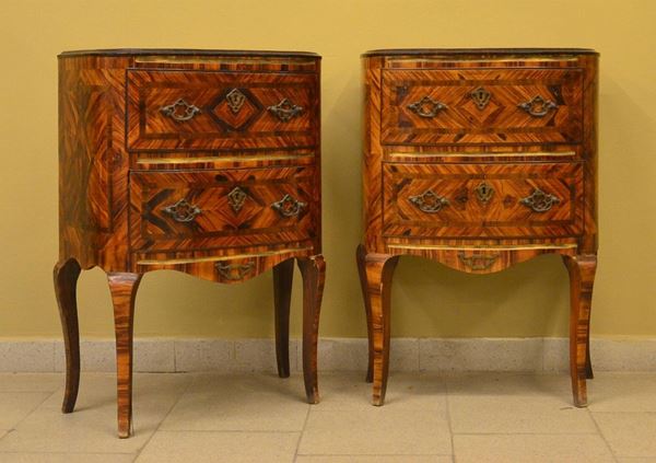 Coppia di tavolini, in stile 700, in radica di noce,