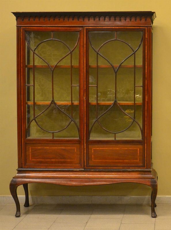 Credenza, Inghilterra, sec. XIX, in noce e mogano,