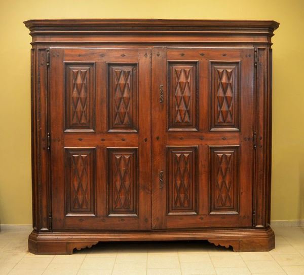 Armadio, in stile 700, in noce, due sportelli sformellati,