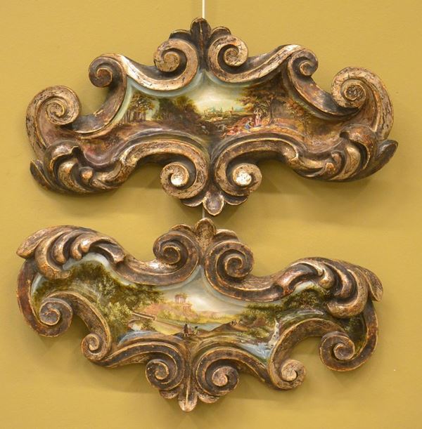 Due sovraporta, in stile 700, in legno intagliato e