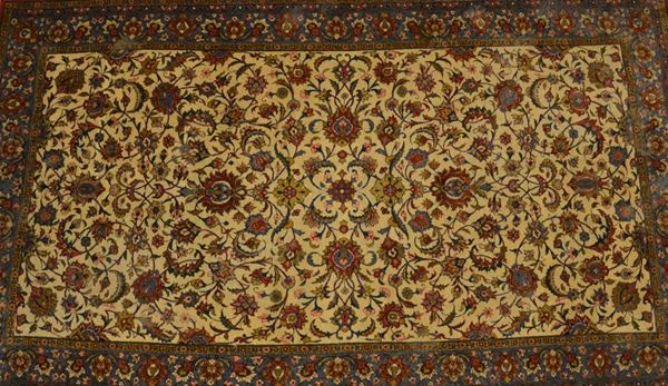 Tappeto persiano, sec. XX, fondo beige a motivi floreali,