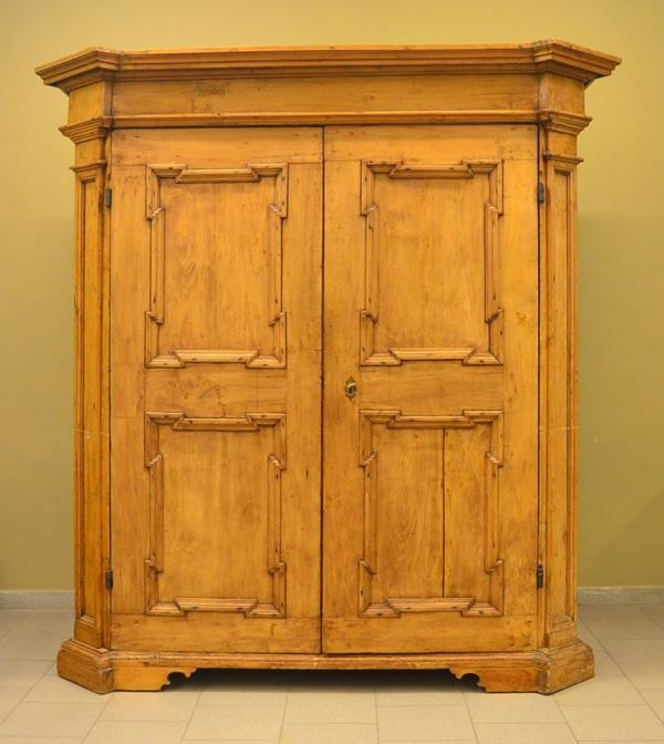 Armadio, sec. XVII, in gattice, due sportelli sformellati,