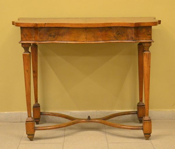Consolle, Veneto, sec. XVIII, in noce, piano sagomato,