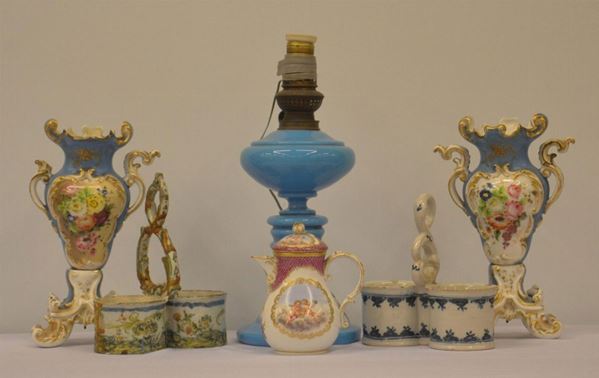 Due vasetti, Francia, sec. XIX, in porcellana decorata e pitturata