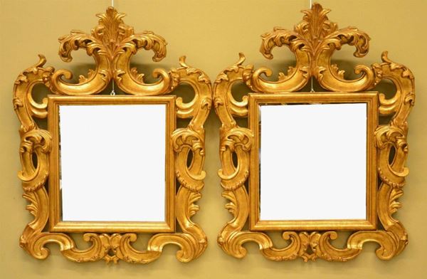 Coppia di cornici, in stile 700, in legno laccato e
