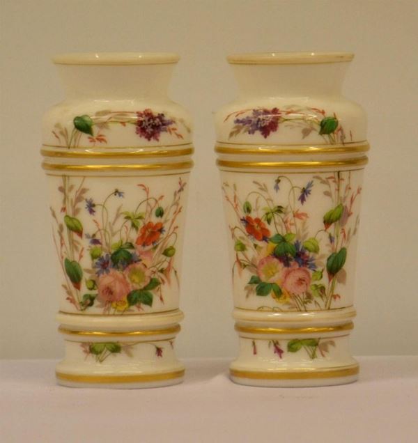 Due vasi, inizi sec. XX, in opalina decorata a