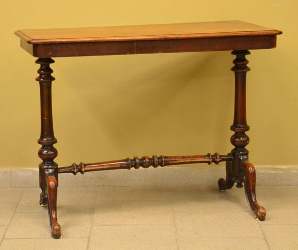 Tavolino, fine sec. XIX, in noce, piano rettangolare,