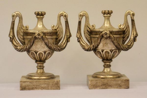 Coppia di portapalme, in stile 700, in legno