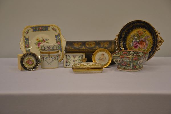 Lotto composto da: alzata, due contenitori e tre piattini,  - Asta ANTIQUARIATO, COLLEZIONISMO, GIOIELLI - Poggio Bracciolini Casa d'Aste