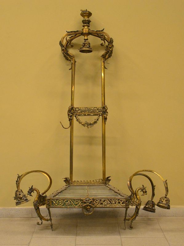 Lampadario, inizi sec. XX, in bronzo lavorato a teste di drago e