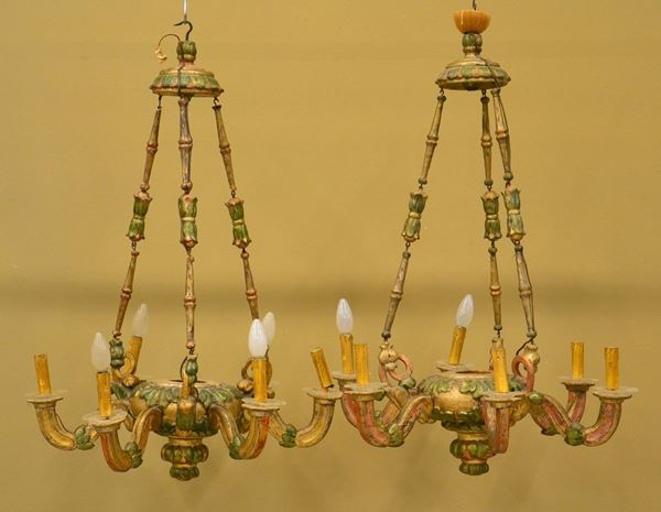 Coppia di lampadari, sec. XVIII, in legno intagliato a laccato,
