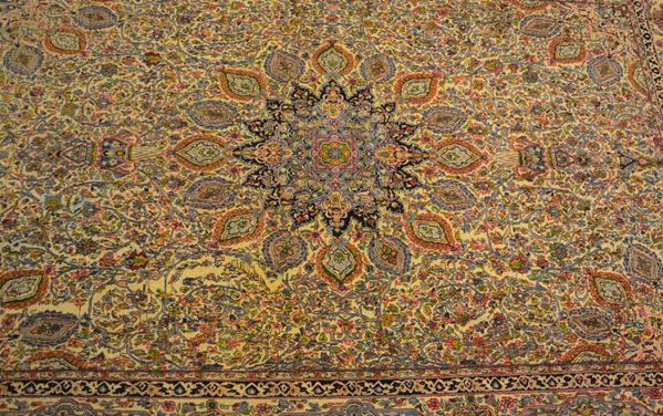Tappeto persiano Kirman, inizi sec. XX, fondo avorio  - Asta ANTIQUARIATO, COLLEZIONISMO, GIOIELLI - Poggio Bracciolini Casa d'Aste