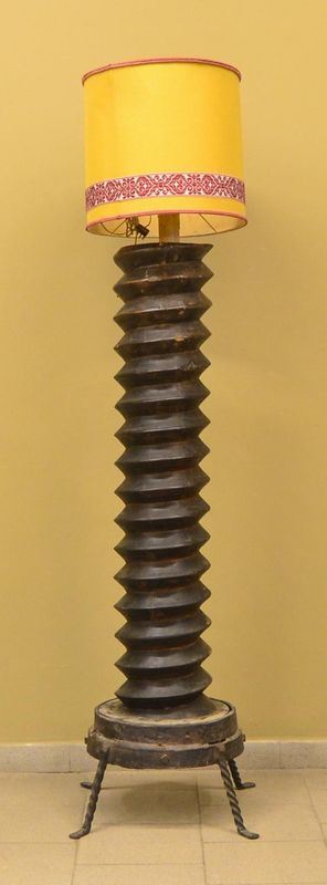 Torchio, sec. XIX, in noce, base circolare,  - Asta ANTIQUARIATO, COLLEZIONISMO, GIOIELLI - Poggio Bracciolini Casa d'Aste