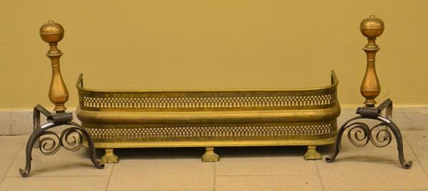 Coppia di alari, sec. XVIII, in ferro battuto e bronzo, cm 32x44
