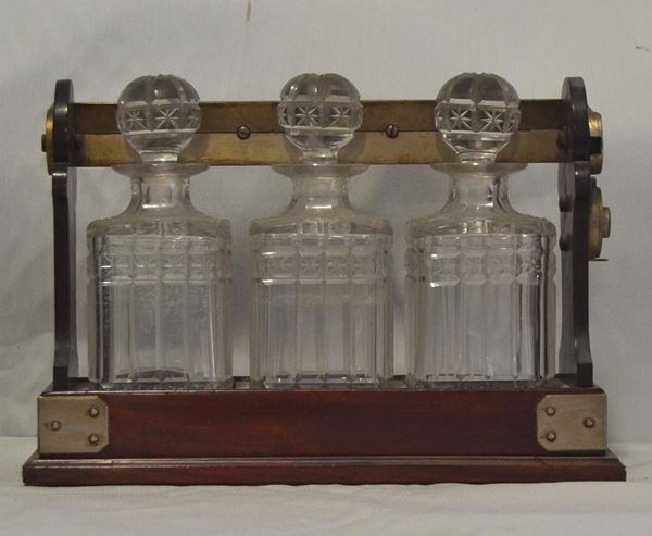 Porta-bottiglie per liquore, sec. XIX, in legno e metallo&nbsp;&nbsp;&nbsp;&nbsp;&nbsp;&nbsp;&nbsp;&nbsp;&nbsp;&nbsp;&nbsp;&nbsp;&nbsp;&nbsp;&nbsp;&nbsp;&nbsp;&nbsp;&nbsp;&nbsp;&nbsp;&nbsp;&nbsp;