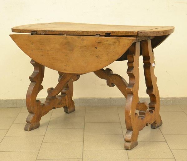 Tavolo a bandelle, in stile 700, in noce, gambe a lira riunite da traverse,