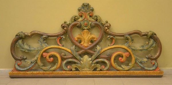 Testata di letto, in stile 700, in legno laccato e  - Asta ANTIQUARIATO, COLLEZIONISMO, GIOIELLI - Poggio Bracciolini Casa d'Aste