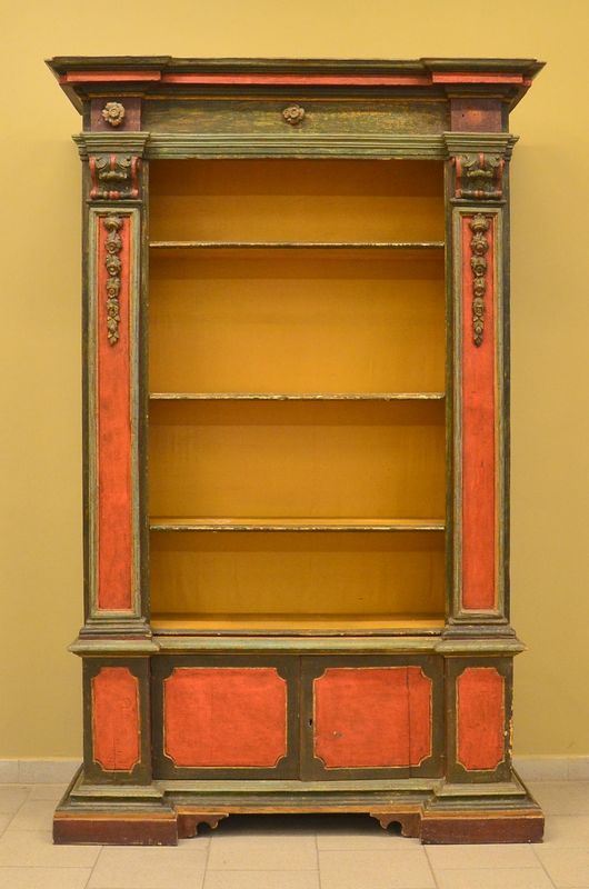 Libreria, in stile 700, in legno laccato, colonne laterali con