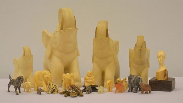 Quattro elefanti, sec. XX, in alabastro, alt. da cm 12 a cm 22