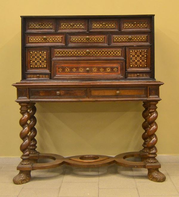 Monetiere, sec. XVIII, in noce con intarsi in madreperla,