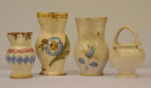 Quattro versatoi, sec. XIX e XX, in maiolica decorata a