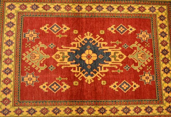 Tappeto Gazny, fondo rosso  - Asta ANTIQUARIATO, COLLEZIONISMO, GIOIELLI - Poggio Bracciolini Casa d'Aste
