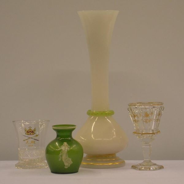 Vaso, sec. XX, in vetro di Murano, alt. cm 40, difetti