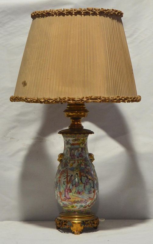 Lume, inizi sec. XX, in porcellana cinese di Canton,  - Asta ANTIQUARIATO, COLLEZIONISMO, GIOIELLI - Poggio Bracciolini Casa d'Aste