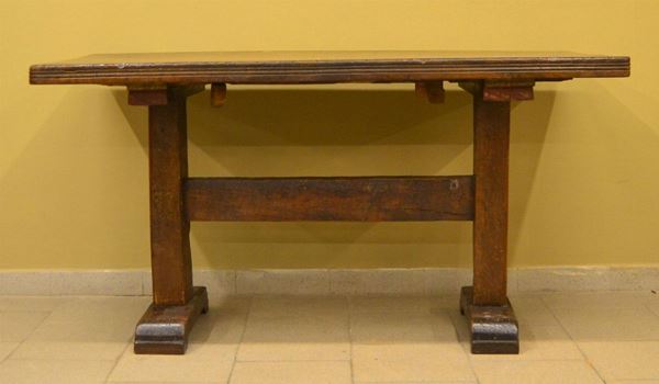Tavolo, sec. XIX, in noce, piano rettangolare, gambe a