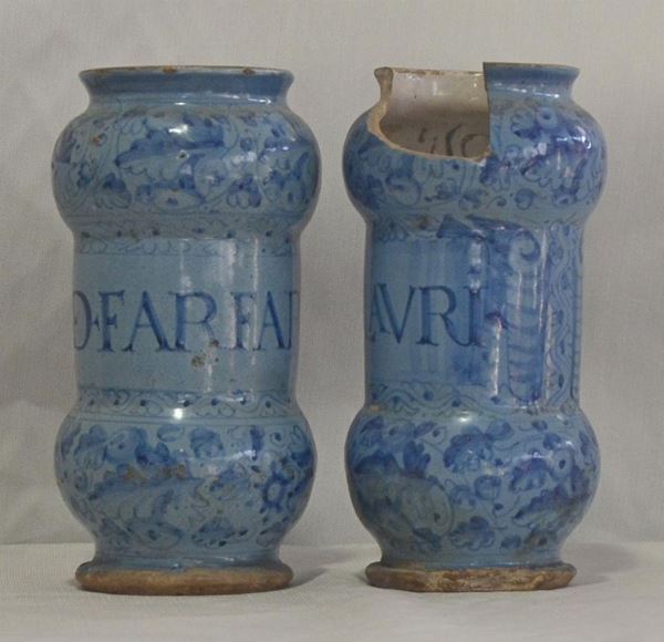 Coppia di albarelli, sec. XIX, in maiolica&nbsp;&nbsp;&nbsp;&nbsp;&nbsp;&nbsp;&nbsp;&nbsp;&nbsp;&nbsp;&nbsp;&nbsp;&nbsp;&nbsp;&nbsp;&nbsp;&nbsp;&nbsp;&nbsp;&nbsp;&nbsp;&nbsp;&nbsp;&nbsp;&nbsp;&nbsp;&nbsp;