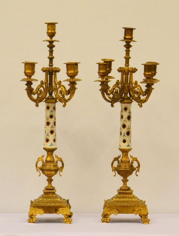 Coppia di candelieri, sec. XIX, in bronzo lavorato, fusto
