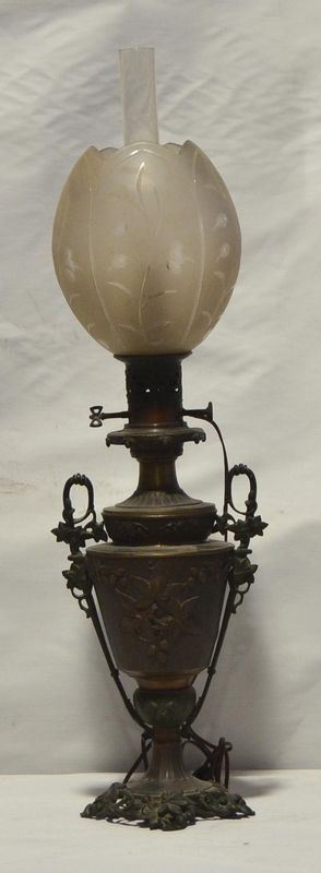 Lume a petrolio, sec. XIX, in bronzo sbalzato,