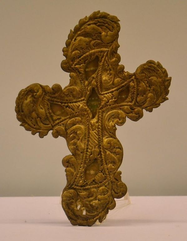 Croce, sec. XVIII, in metallo lavorato a motivi vegetali,