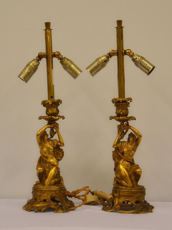 Coppia di candelieri, sec. XIX, in ottone dorato e modellato a