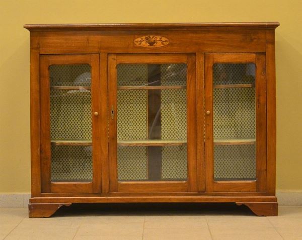 Credenza, sec. XX, in noce, tre sportelli con vetri,