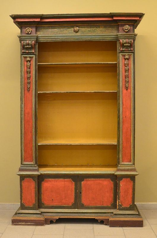 Libreria, in stile 700, in legno laccato, colonne laterali con