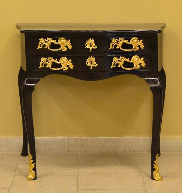Piccola scrivania, inizi sec. XX, in legno laccato nero, due cassetti,