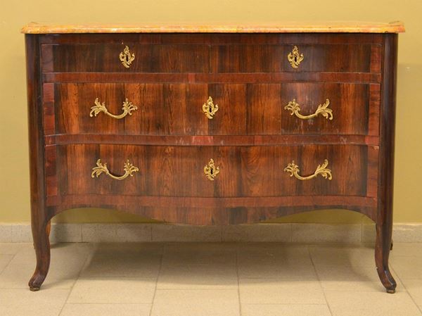 Cassettone a balestra, sec. XVIII, in palissandro, laterali e fronte