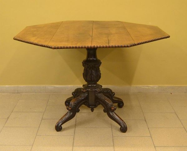 Tavolino a bandelle, sec. XIX, in noce, piano esagonale,